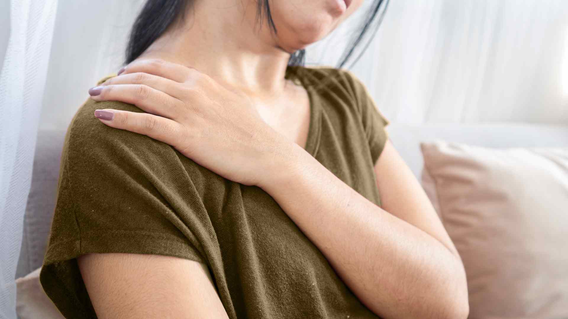 Shoulder pain is a common condition due to overwork and sleeping in the wrong position. Photo: Quang Minh