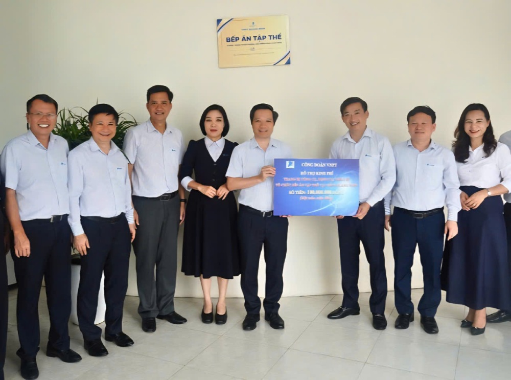 VNPT労働組合は、VNPTクアンニンの集団給食施設を支援するために1億ドンの資金を授与しました。写真:ハイ・イエン