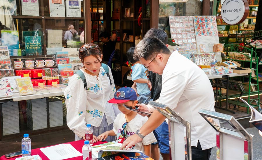 Parents and children discover AR books. Photo: DI PY