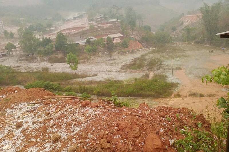 18日午後のソンラ省フィエンカムコミューンでの雹による被害。写真:住民提供