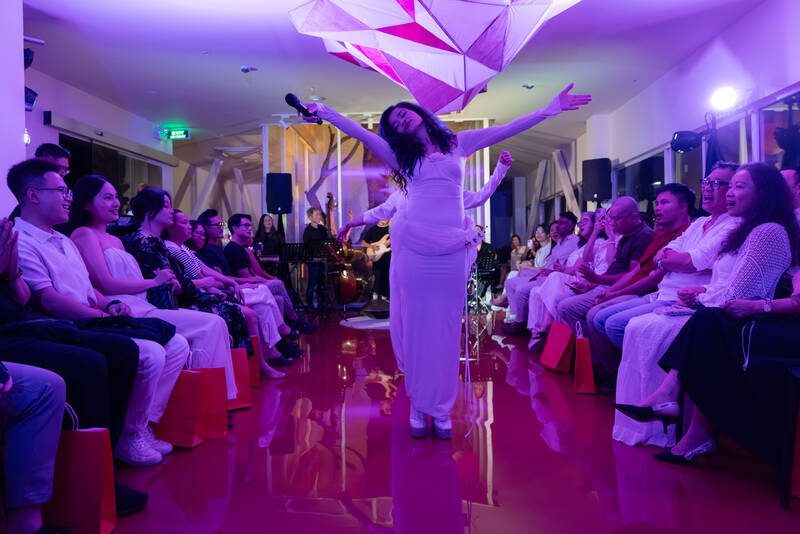 La cantante Đồng Lan con melodías armoniosas, que tocan la profundidad interior. Foto: Personaje proporcionado