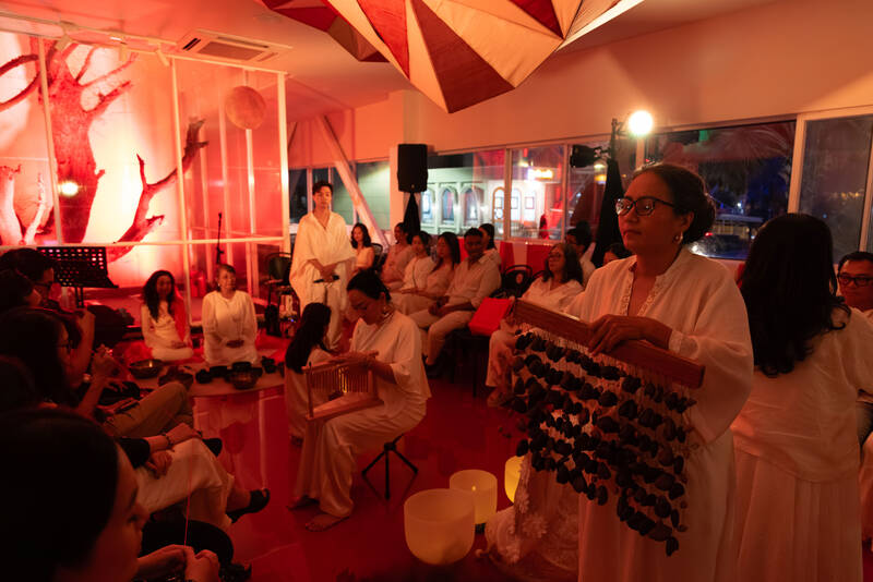 Âm thanh và hình ảnh đan xen như “sợi chỉ đỏ”, kết nối con người với chính mình trong một không gian chữa lành. Ảnh: Nhân vật cung cấp