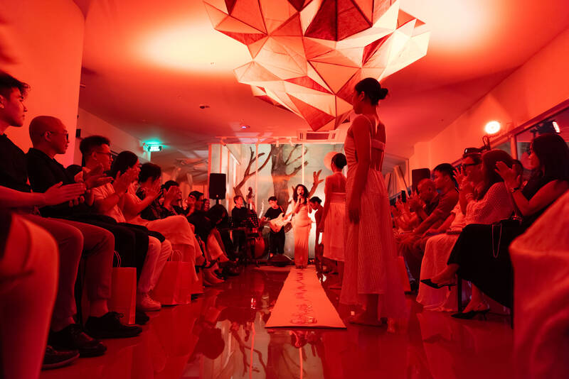 Không gian nghệ thuật thu hút đông đảo khán giả, cùng hòa vào hành trình kết nối và lắng nghe cảm xúc. Ảnh: Nhân vật cung cấp