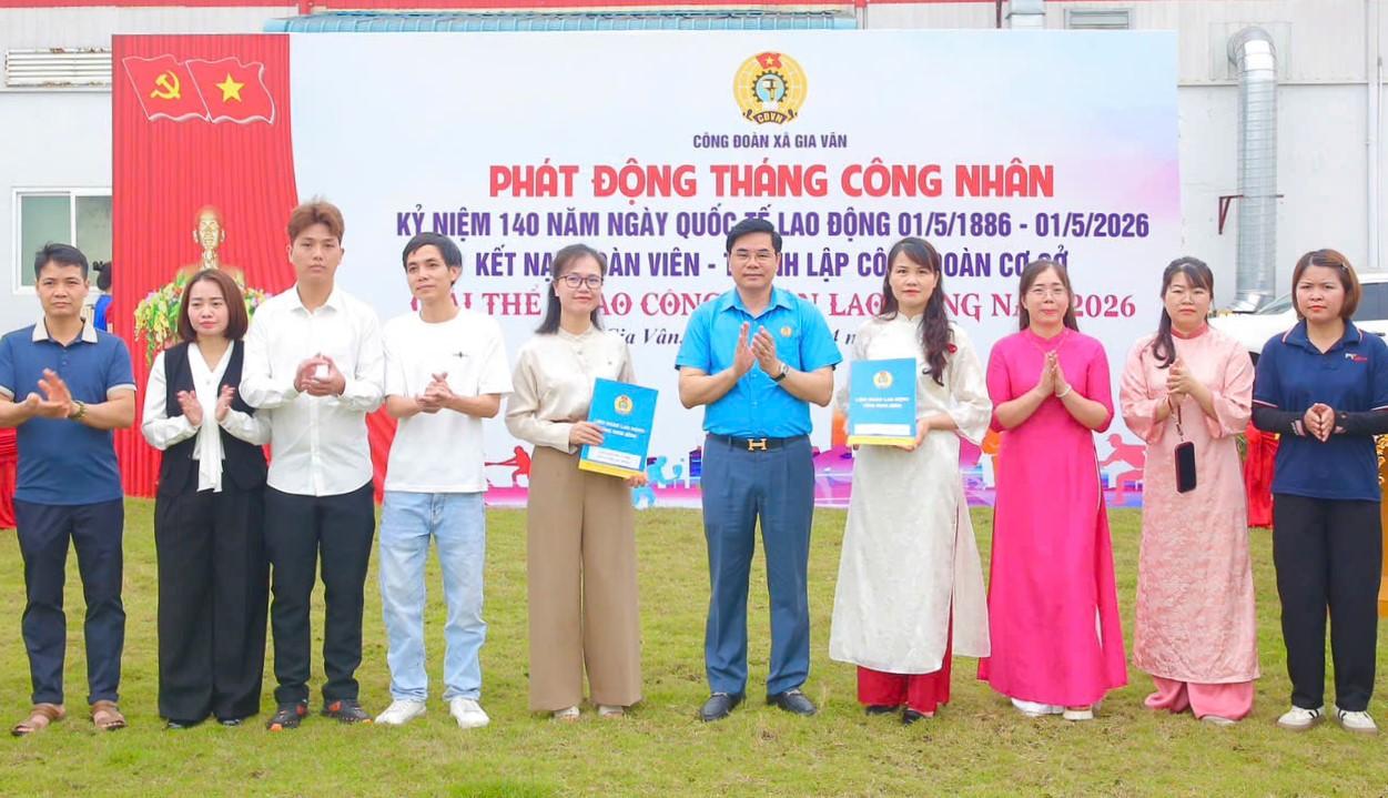 Mr. Nguyen Hai Long - Vice Chairman of the Vietnam Fatherland Front Committee, Chairman of the Ninh Binh Provincial Labor Federation awarded decisions to establish grassroots trade unions and admit union members at Fayang Co., Ltd. and Hop Chi Precision Electronics Co., Ltd. Photo: Nguyen Truong
