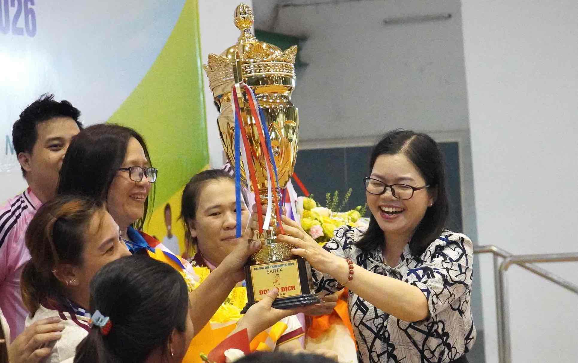 Bà Nguyễn Thị Tuyết - Phó Chủ tịch LĐLĐ tỉnh Đồng Nai (ngoài cùng bên phải) và đại diện Ban giám đốc Công ty trao giải cho các đội thi. Ảnh: HAC