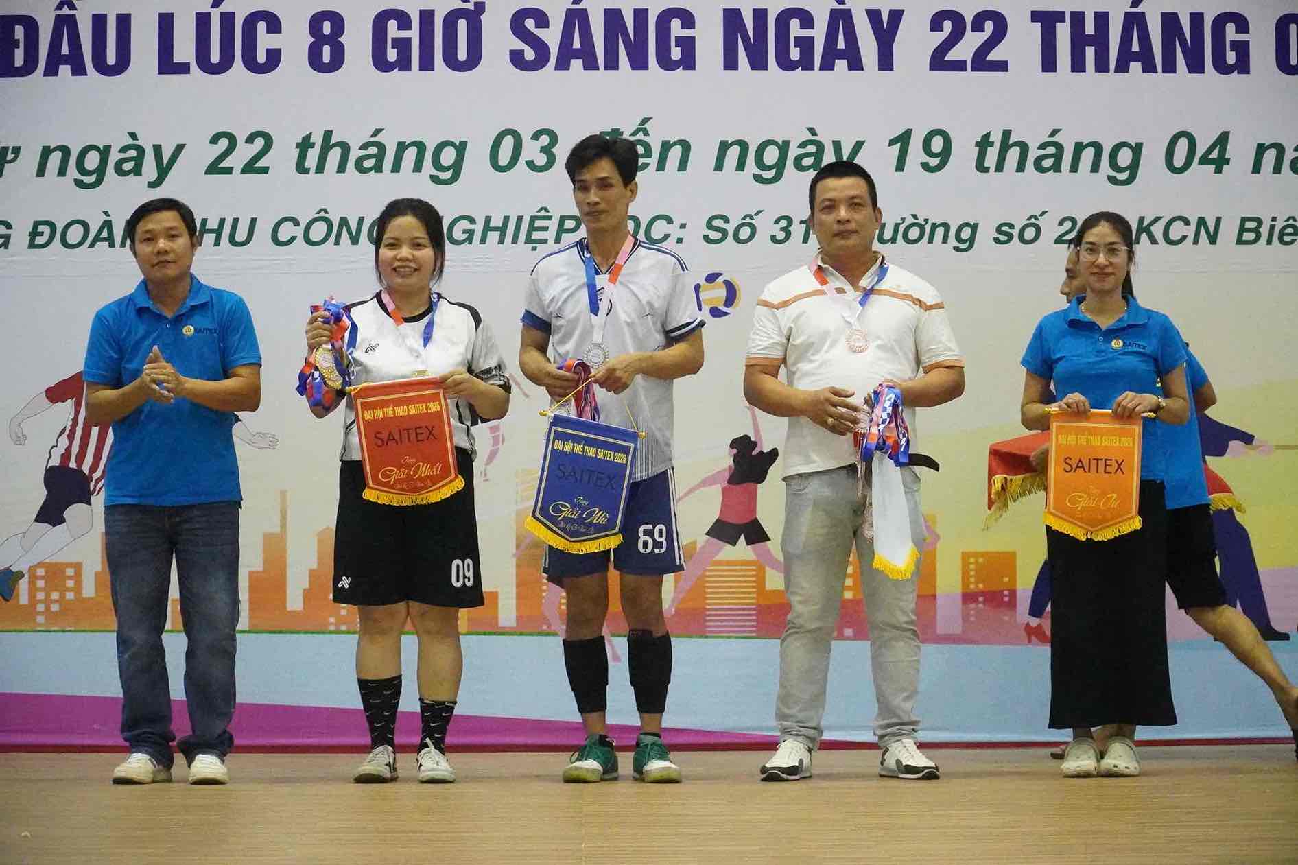 Chủ tịch Công đoàn cơ sở Công ty TNHH Saitex International Đồng Nai Lê Văn Bình (ngoài cùng bên trái) trao giải cho các đội thi. Ảnh: HAC