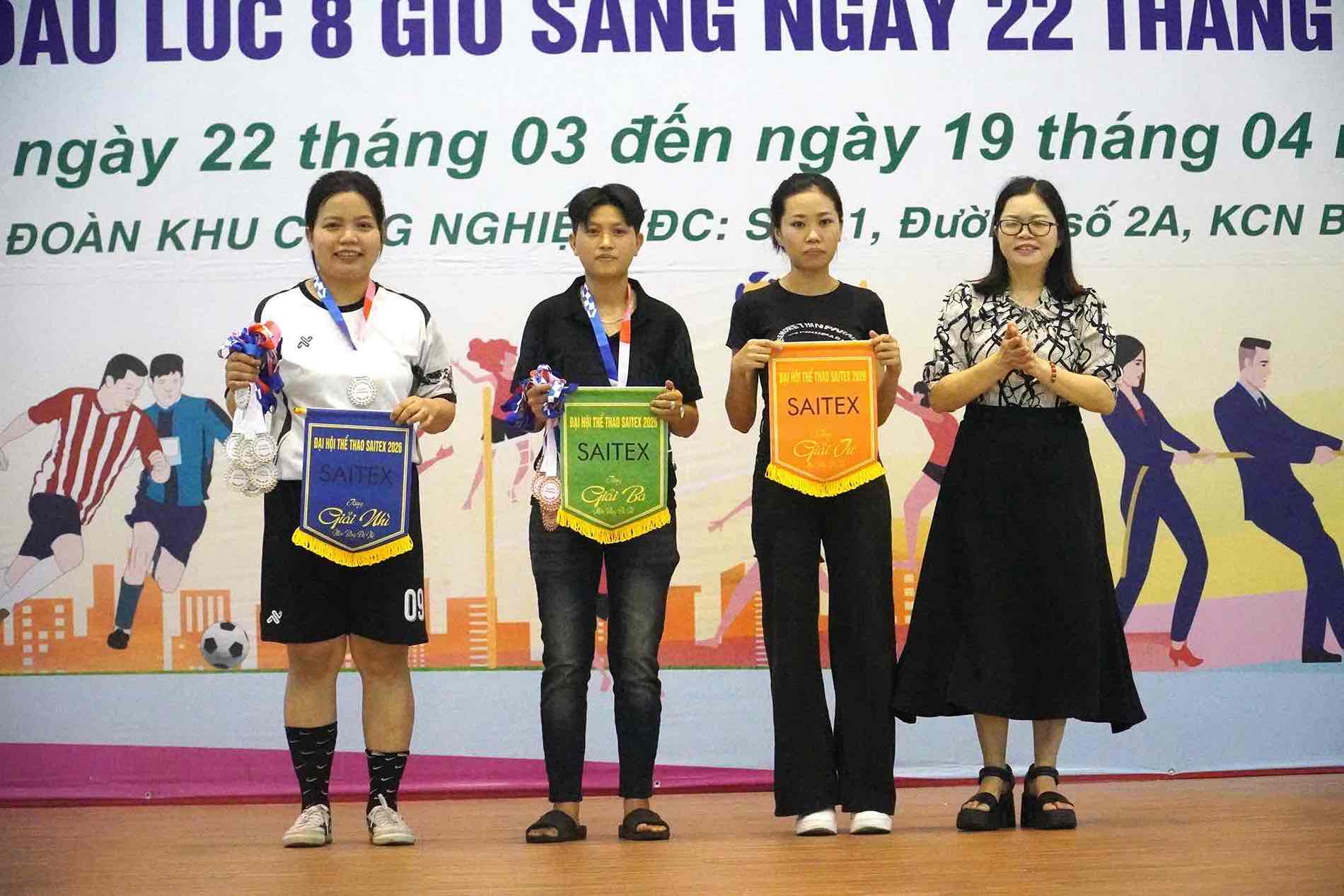 Phó Chủ tịch LĐLĐ tỉnh Đồng Nai Nguyễn Thị Tuyết trao giải cho các đội thi. Ảnh: HAC