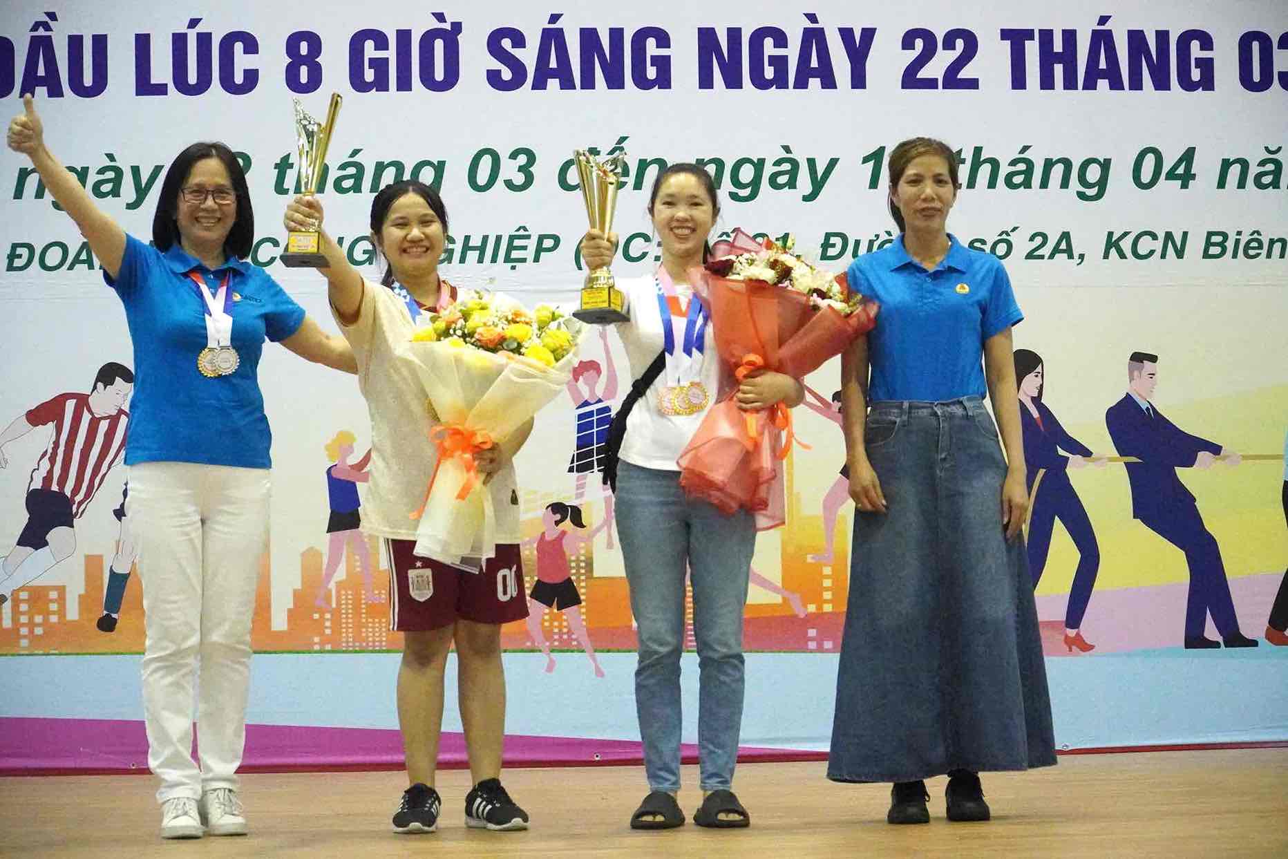 Đại diện Ban giám đốc Công ty trao giải cá nhân cho các đội thi. Ảnh: HAC