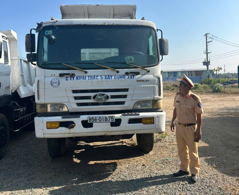 Tổ công tác tiến hành xác minh thông tin chủ sở hữu và người điều khiển phương tiện... Ảnh: Công an Mỹ Sơn