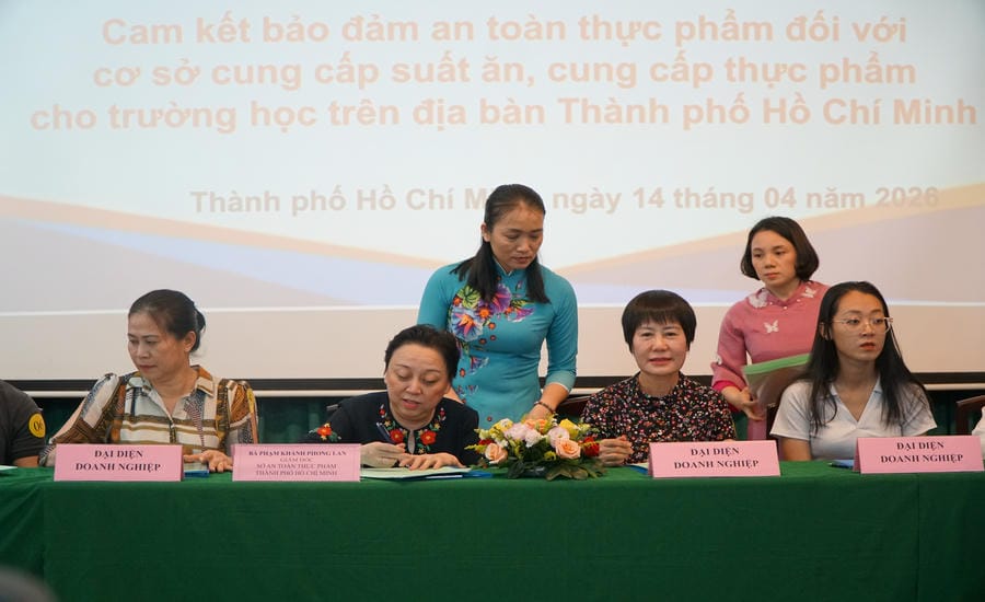 Ho Chi Minh City Department of Food Safety organizes signing commitments to ensure food safety for establishments providing meals and food for schools in the area. Photo: Thanh Chan