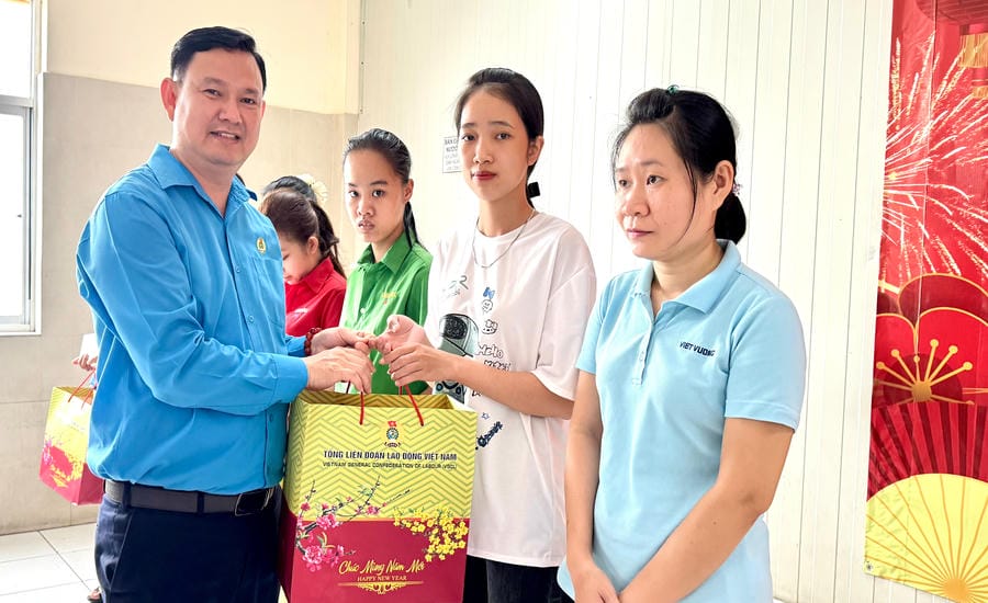 Mr. Nguyen Phuc Linh - Chairman of Vinh Long Provincial Labor Federation - presents gifts to support workers in difficult circumstances. Photo: Hoang Loc