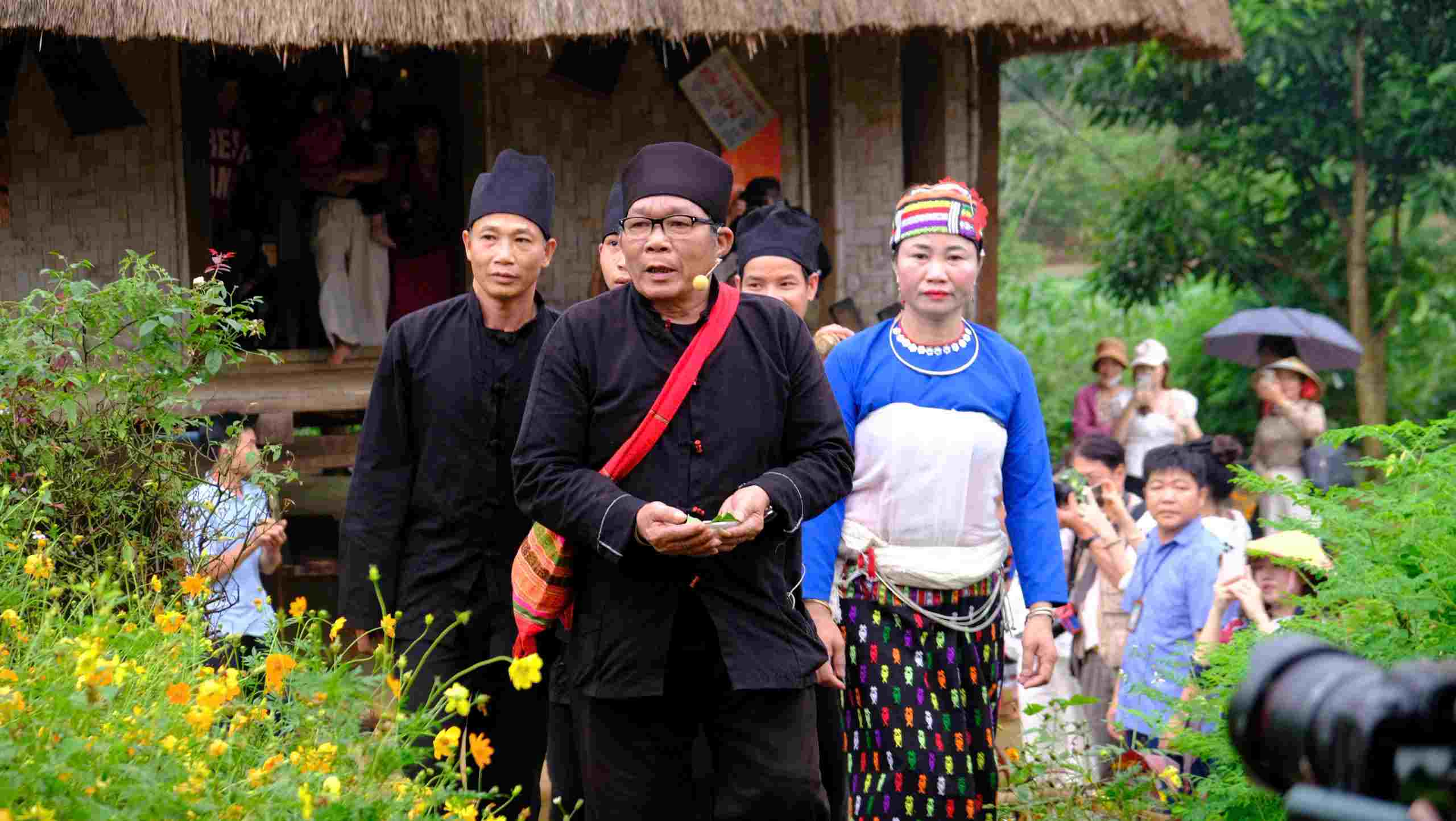 Không gian tái hiện Lễ cưới hai lần của đồng bào Thái Thanh Hóa thu hút đông đảo du khách tại Làng Văn hoá - Du lịch các dân tộc Việt Nam. Ảnh: Thùy Dương