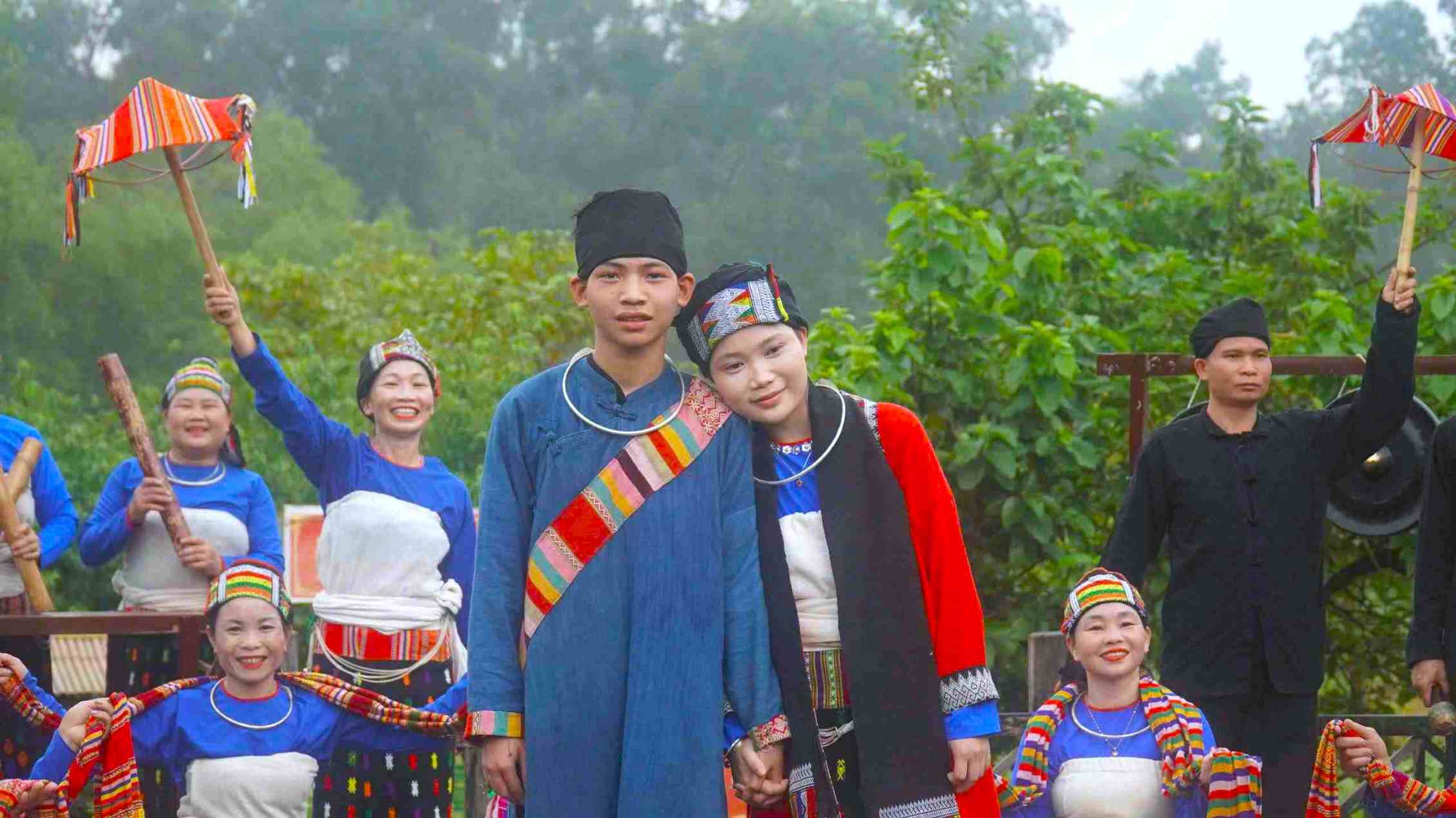 Cô dâu chú rể trong trang phục dân tộc Thái rực rỡ tại Lễ cưới lần thứ hai. Ảnh: Thùy Dương