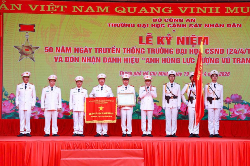Thay mặt lãnh đạo Bộ Công an, đồng chí Đại tướng Lương Tam Quang - Bộ trưởng Bộ Công an trao tặng danh hiệu “Anh hùng lực lượng vũ tranh nhân dân” cho Trường Đại học CSND  