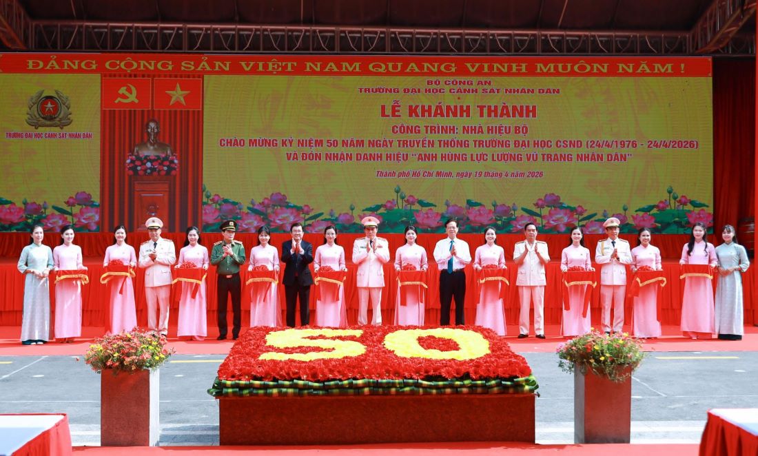 Đồng chí Đại tướng Lương Tam Quang - Bộ trưởng Bộ Công an; đồng chí PGS TS, Thiếu tướng Đỗ Anh Tuấn - Hiệu trưởng Nhà trường và các đồng chí nguyên là lãnh đạo Đảng, Nhà nước cắt băng khánh Công trình Nhà hiệu bộ Trường Đại học CSND  