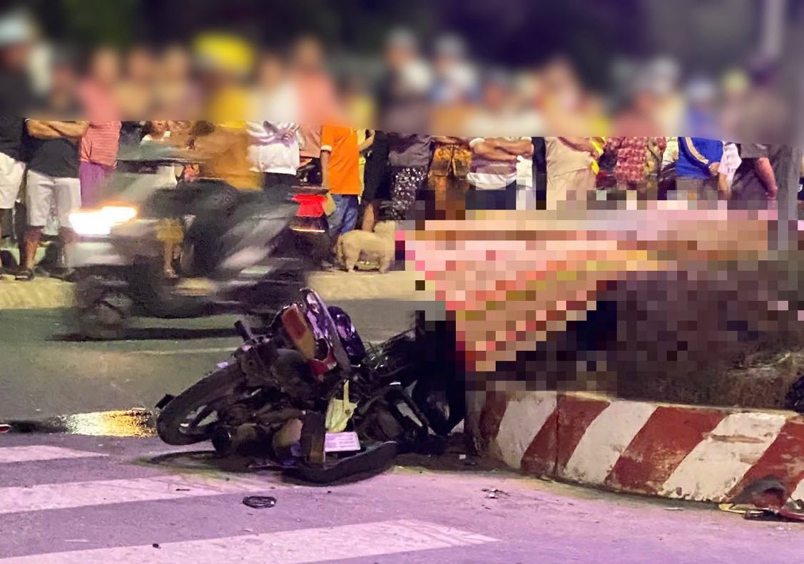 Hiện trường vụ người đàn ông tử vong trên dải phân cách. Ảnh: Duy Tuấn 