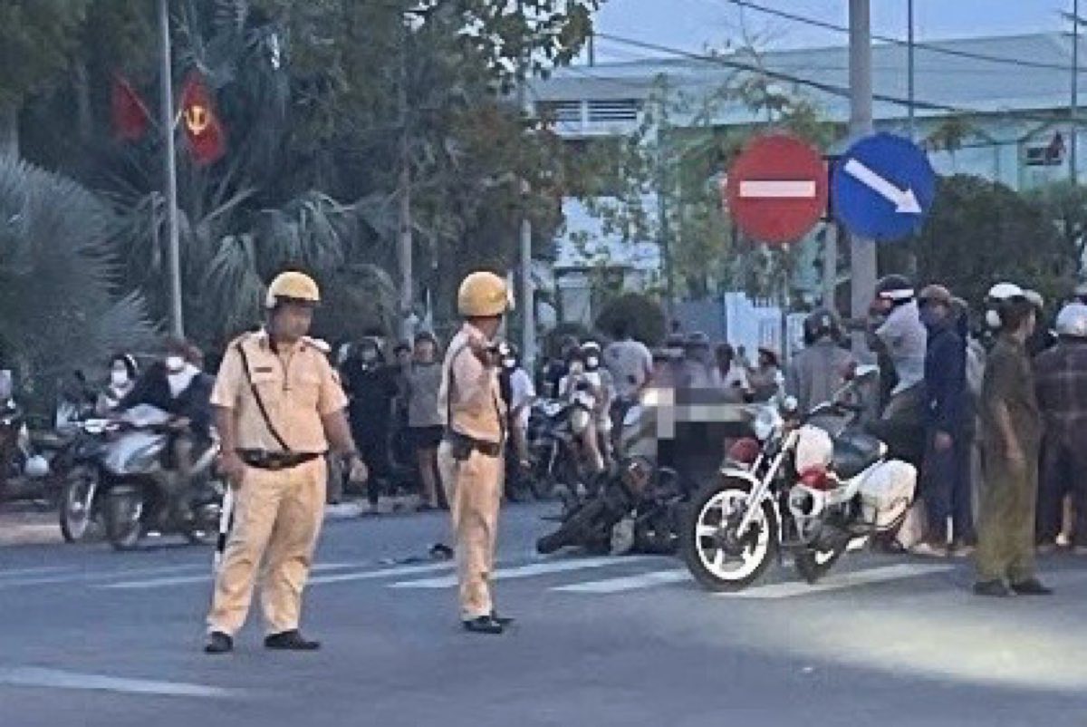 Công an đến hiện trường vụ việc. Ảnh: Phạm Duy 