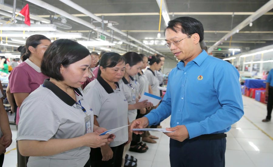 Standing Vice Chairman of Nghe An Provincial Labor Federation Nguyen Chi Cong presents gifts to workers. Photo: Ngoc Anh