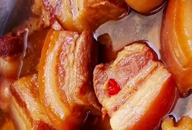 Braised coconut water with pork will no longer have enough effect to support reducing uric acid. Photo: Kieu Vu