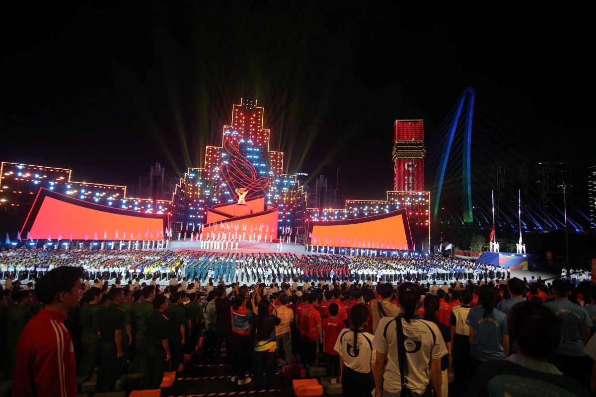 Lễ khai mạc tối 19.4 thu hút hàng nghìn vận động viên, người dân TPHCM đến tham dự. Ảnh: Nguyễn Đăng  