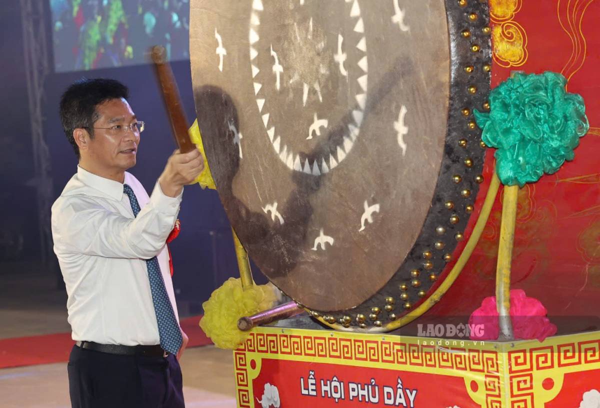 M. Trần Anh Dũng - Vice-président du Comité populaire provincial de Ninh Bình bat le tambour pour ouvrir le festival de Phủ Dầy 2026. Photo: Hà Vi