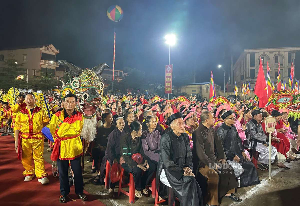 Rất đông người dân, du khách thập phương về khai hội Phủ Dầy năm 2026. Ảnh: Hà Vi