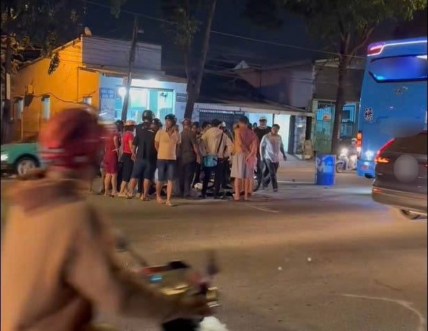 Scene of the accident between a motorbike and a passenger car that killed a young man. Photo: Reader provided