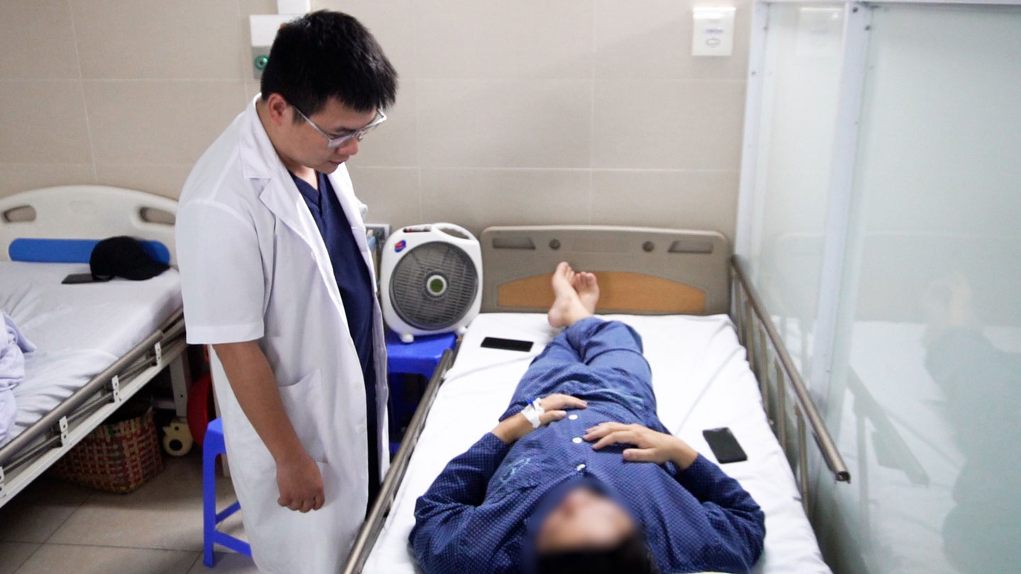 ThS.BS.Trần Quốc Khánh - Khoa Cơ xương khớp (Bệnh viện Thanh Nhàn) - thăm khám cho bệnh nhân. Ảnh: Cao Thơm