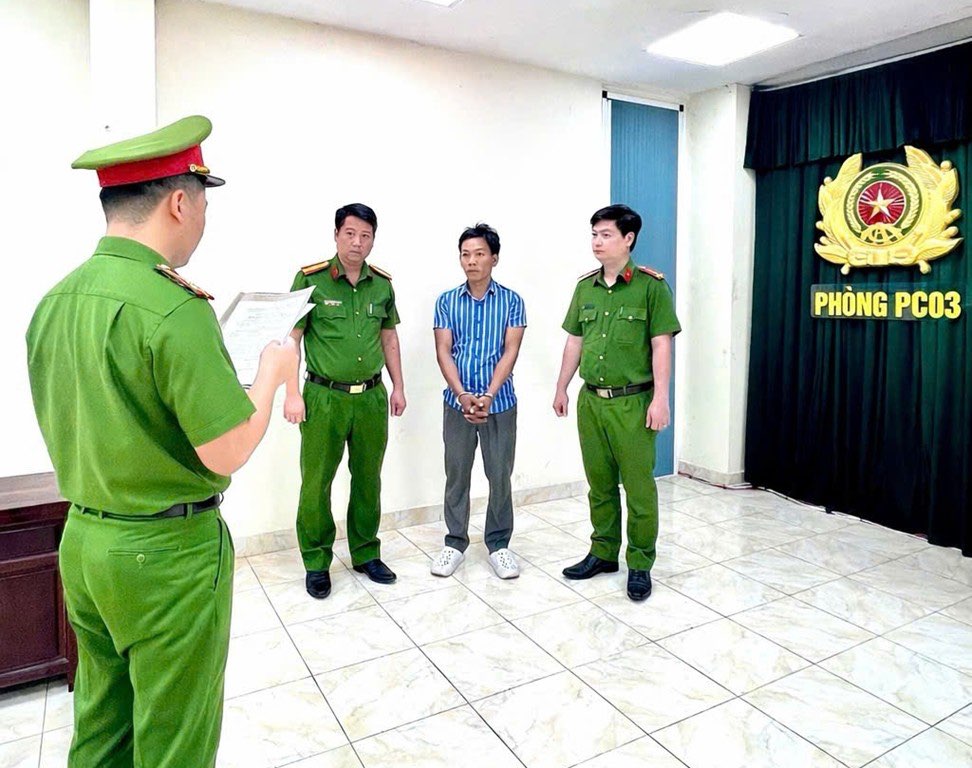 Cơ quan Cảnh sát điều tra thi hành lệnh bắt bị can để tạm giam Hồ Văn Kha. Ảnh: Công an tỉnh Đồng Nai