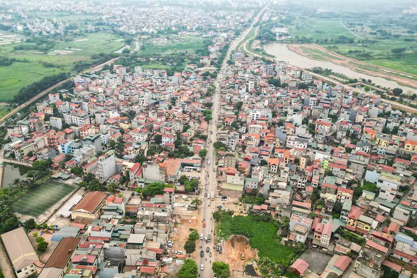 Many locations have not been handed over land to construct the National Highway 6 expansion project (Hanoi). Photo: Song Huu