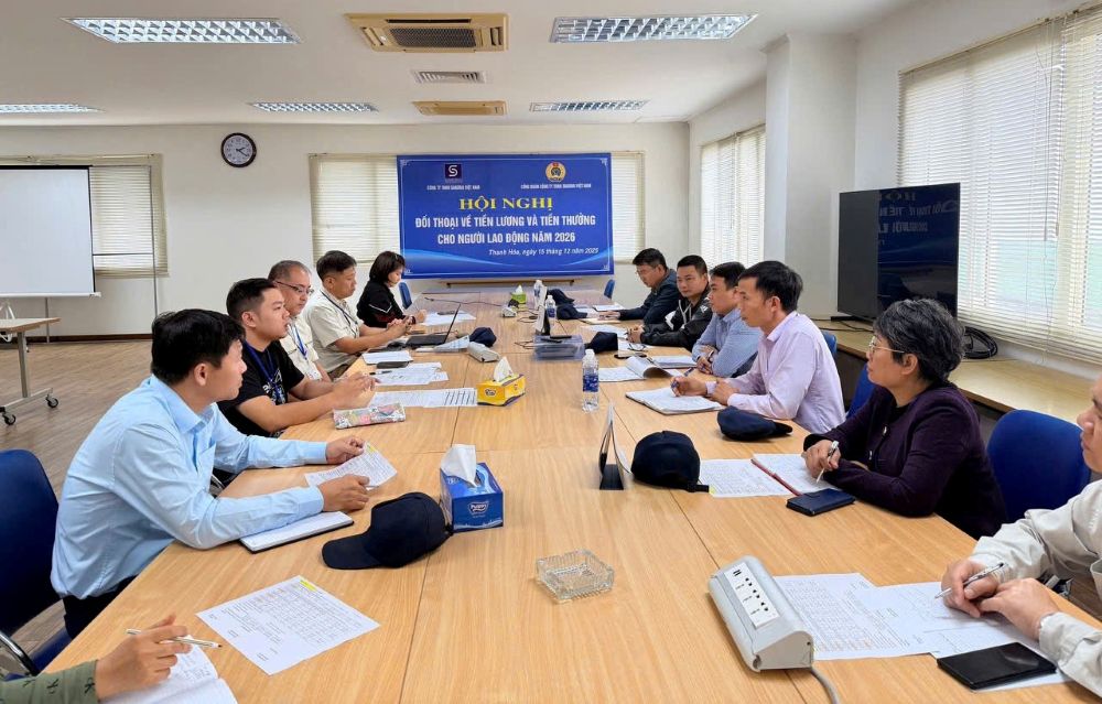 Công đoàn Công ty TNHH Sakurai Việt Nam tổ chức hội nghị đối thoại và ký kết thỏa ước lao động tập thể với đại diện Ban Giám đốc Công ty. Ảnh: Quách Du