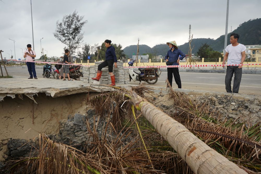People are worried when the newly completed embankment has subsided not long ago. Photo: Quach Du