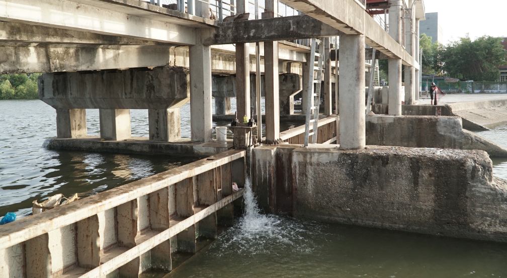오랫동안 사용되었던 호퐁 배수관은 현재 수리가 필요한 노후화 징후를 보이고 있습니다. 사진: 호.