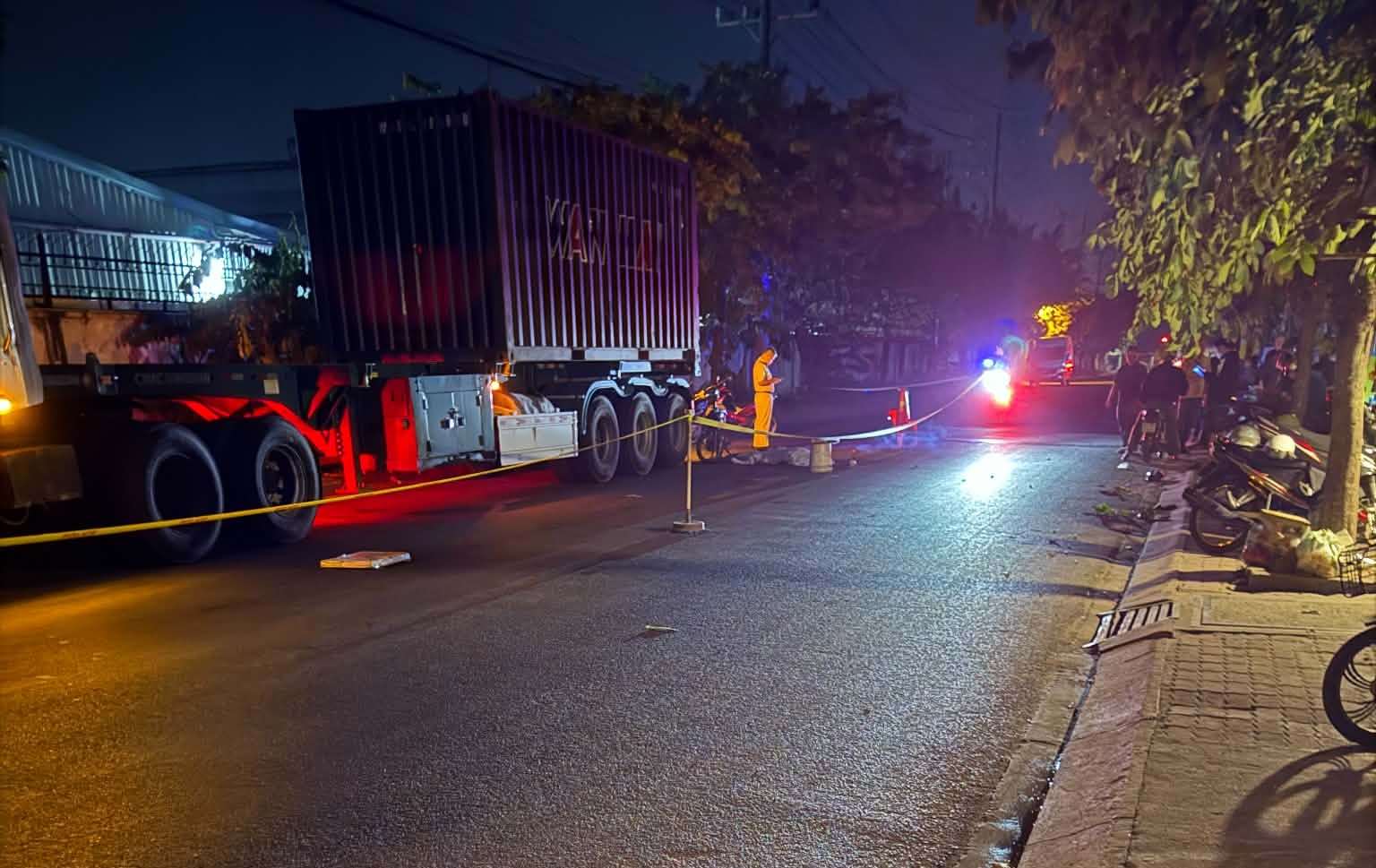 Scene of the accident between a motorbike and a container truck that killed 1 person. Photo: Reader provided
