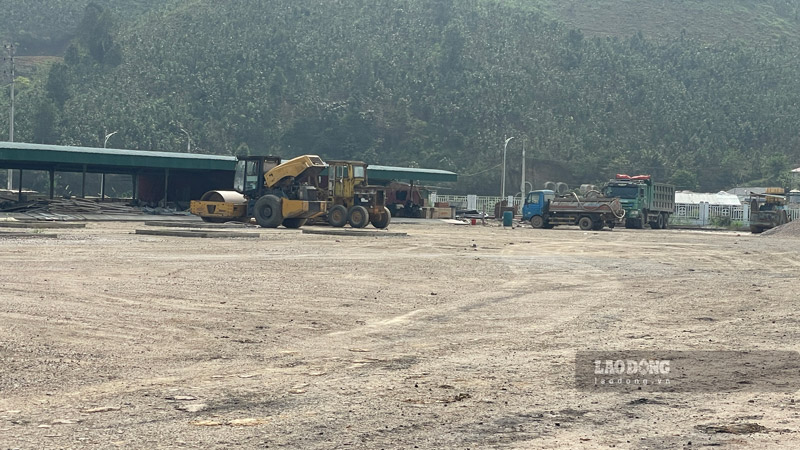 Máy móc được tập trung để thực hiện thi công dự án. Ảnh: Đinh Đại