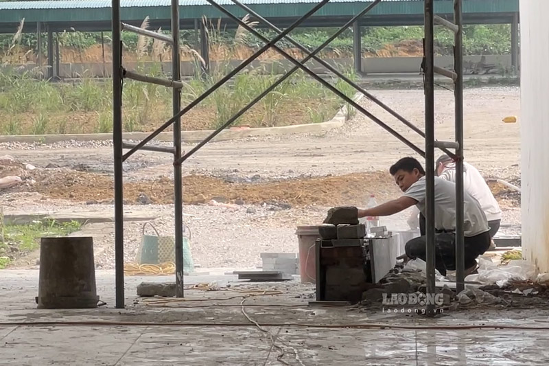 Công nhân thực hiện ốp lát tại dự án. Ảnh: Đinh Đại