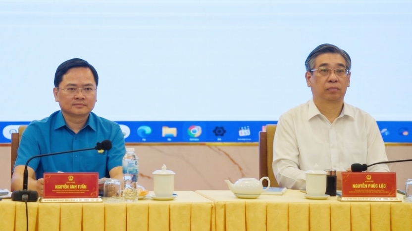 Chairman of the Vietnam General Confederation of Labor Nguyen Anh Tuan (left) and Deputy Secretary of the Ho Chi Minh City Party Committee Nguyen Phuoc Loc (right) chair the working session. Photo: Anh Tu