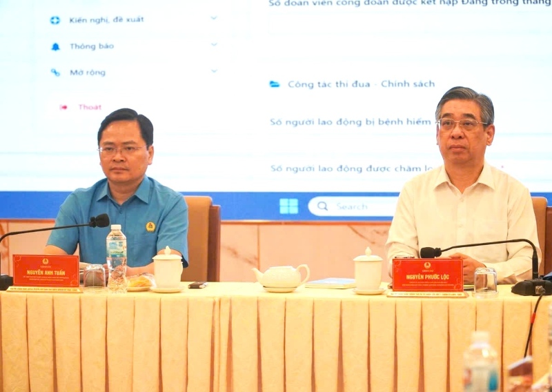 응우옌안뚜언 베트남 노동총연맹 위원장(왼쪽)과 응우옌프억록 호치민시 당위원회 부서기(오른쪽)가 업무 회의를 주재하고 있습니다. 사진: 안뚜