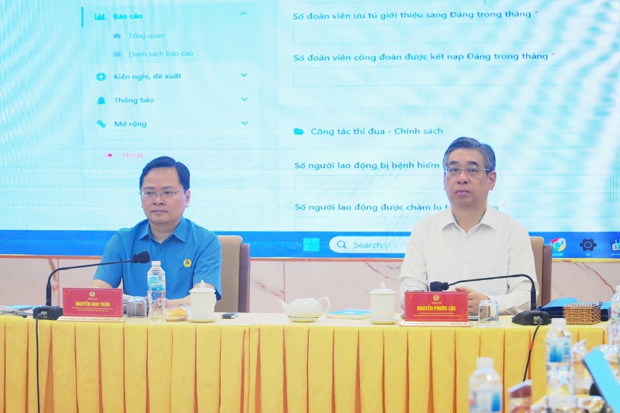 Chairman of the Vietnam General Confederation of Labor Nguyen Anh Tuan (left) and Deputy Secretary of the Ho Chi Minh City Party Committee Nguyen Phuoc Loc (right) chair the working session. Photo: Anh Tu