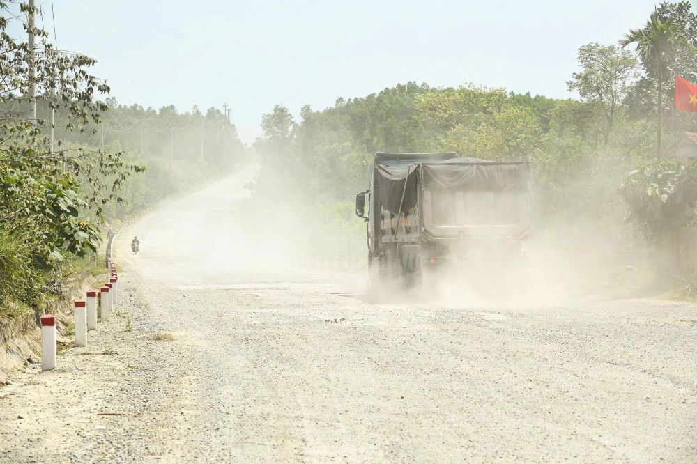 The Xuyen A road connecting National Highway 1A with National Highway 12A is seriously degraded, causing dust and potential risk of accidents. Photo: Thanh Trung