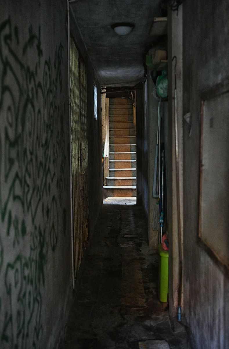 Sự xuất hiện của Graffiti (dù là nét vẽ thô) và chiếc cầu thang gỗ dẫn lên vùng sáng phía trước tạo cảm giác về sự chuyển động và hơi thở trẻ trung hơn. Ảnh: Việt Văn