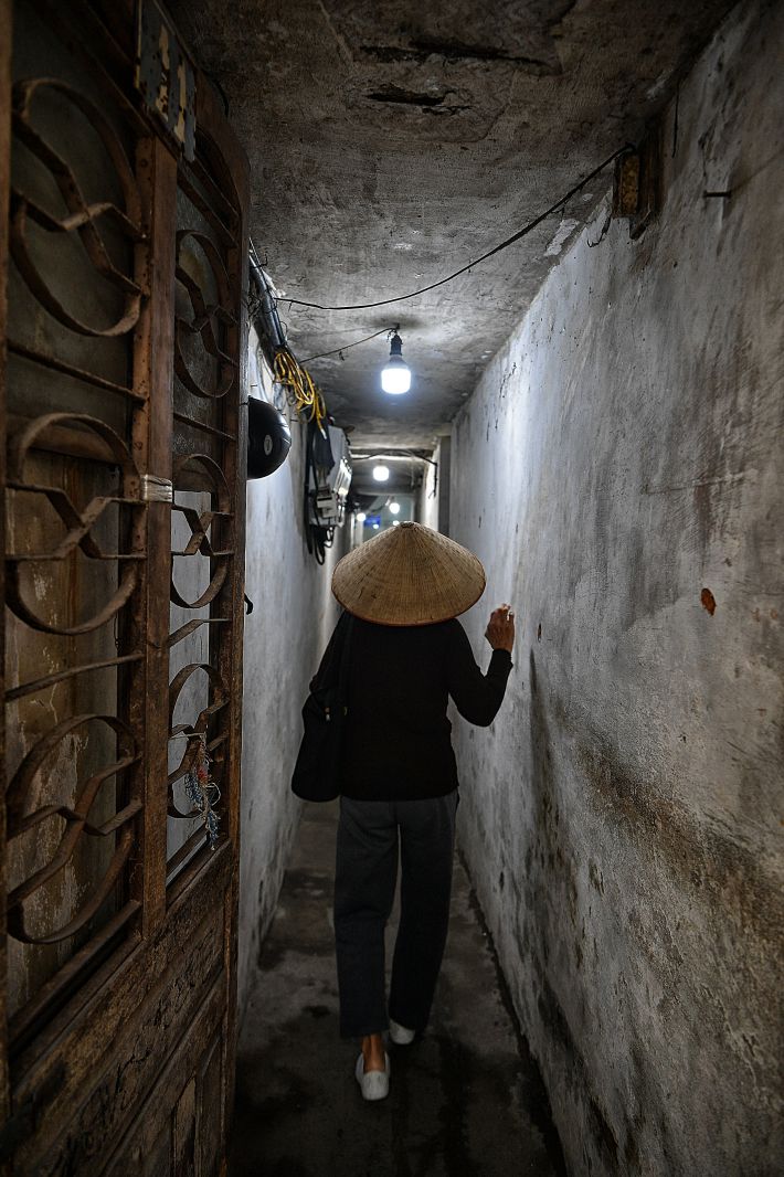 Ngõ hẹp phố cổ nhiều khi chỉ đủ chỗ cho 1 người đi. Ảnh: Việt Văn