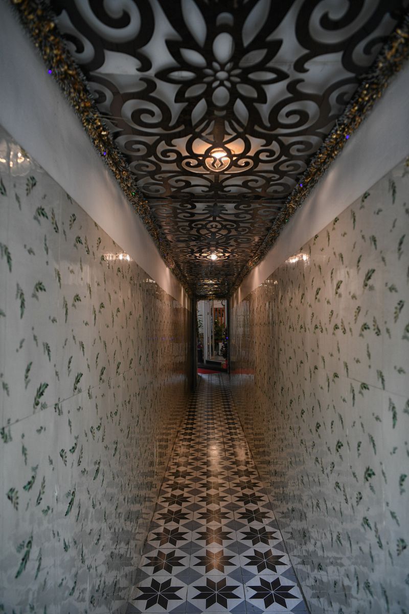 Sự đầu tư tỉ mỉ vào không gian hẹp, biến cái chật chội thành sự sang trọng, đối lập hoàn toàn với định kiến về ngõ nhỏ. Ảnh: Việt Văn