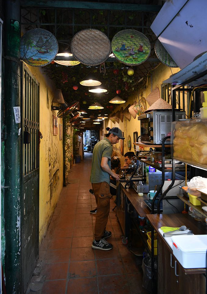 Quán cà phê ấm cúng với ánh sáng vàng ấm áp, trang trí bằng mẹt tre, nón lá rất thú vị. Ngõ nhỏ đã trở thành điểm đến văn hóa, du lịch đầy sức hút. Ảnh: Việt Văn