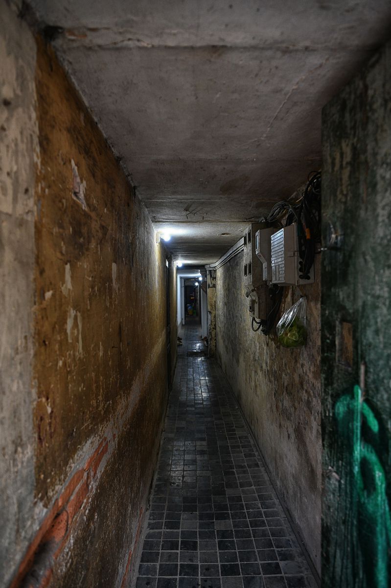 Những mảng tường xanh và vàng mang màu của thời gian. Ảnh: Việt Văn