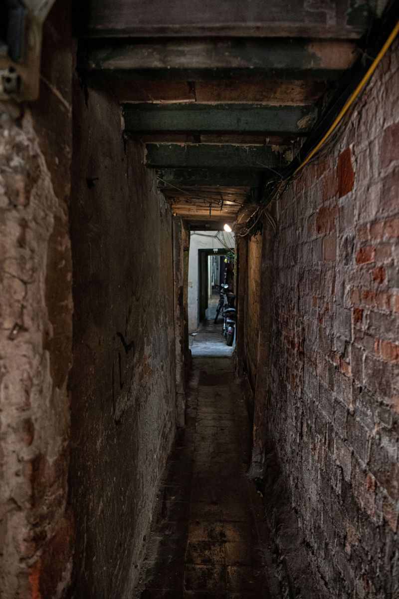 Las huellas del tiempo se condensan en las viejas paredes, donde cada ladrillo contiene la historia de muchas generaciones. El callejón estrecho es como un testigo silencioso, que guarda recuerdos en medio del ritmo agitado de la vida urbana. Foto: Viet Van