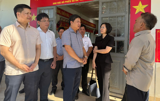 Lãnh đạo tỉnh Đắk Lắk kiểm tra thực địa và nghe ý kiến người dân về xây dựng nhà sinh hoạt cộng đồng kết hợp phòng tránh lũ. Ảnh: TTXVN