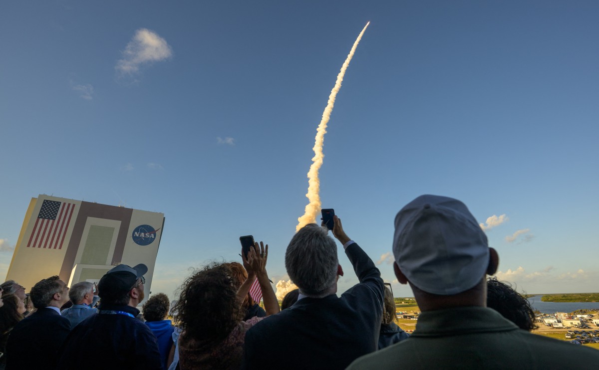 People witness the launch of NASA's Artemis II in the US. Photo: AFP