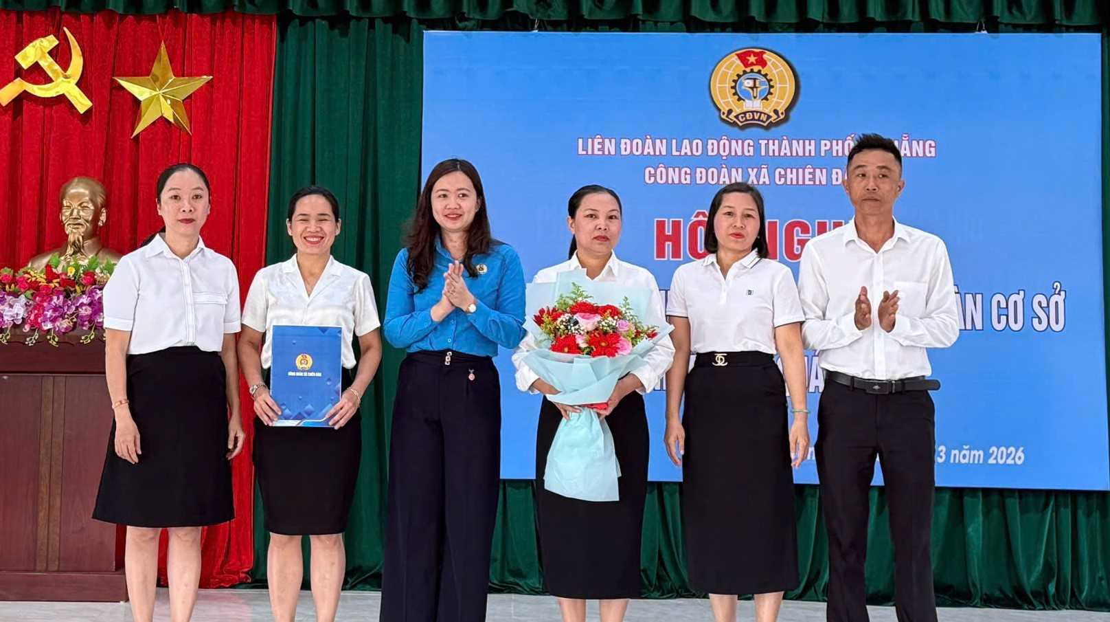 다낭 노동조합, 꽝남 호아빈 마을 기초 노동조합 승격 발표. 사진: 찌엔단