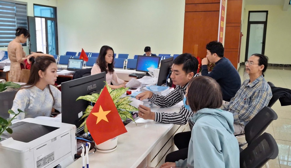 Decree No. 73/2024/ND-CP stipulating the base salary level will expire from July 1. In the photo, officials guide citizens to complete administrative procedures at Branch No. 11, Hanoi City Public Administration Service Center. Photo: Hien Chi